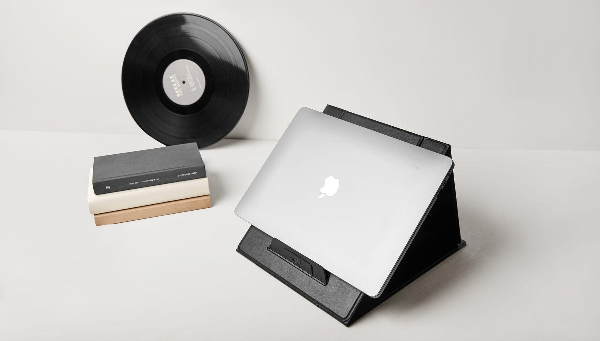 Apple MacBook Air（M1）MOFTスタンド付き M1 Macbookと相性抜群。MOFTのケース一体型スタンドが便利すぎやねん